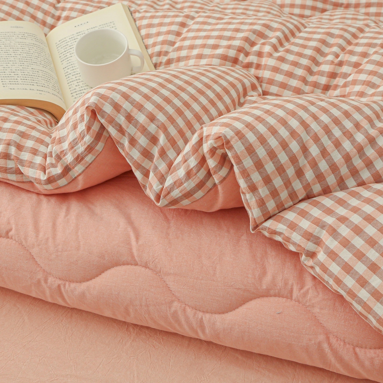 91家纺网 家纺一手货源 找家纺 牛魔王家居 2025新款水洗棉格子冬被春秋被纤维被被子 粉小格