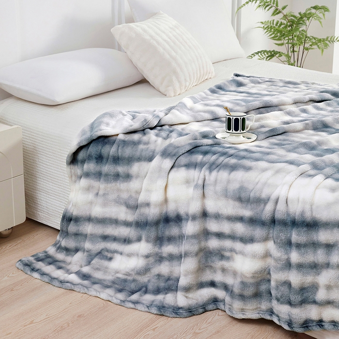 91家纺网 家纺一手货源 找家纺 肖恩毯业 2025新款托斯卡纳兔毛绒炫彩毛毯泡泡绒牛奶绒毯沙发盖毯跨境专供外贸出口可定制尺寸量大可谈 炫彩浅蓝