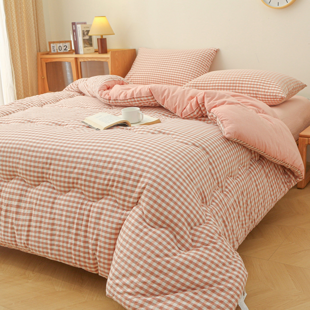 91家纺网 家纺一手货源 找家纺 牛魔王家居 2025新款水洗棉格子冬被春秋被纤维被被子 粉小格