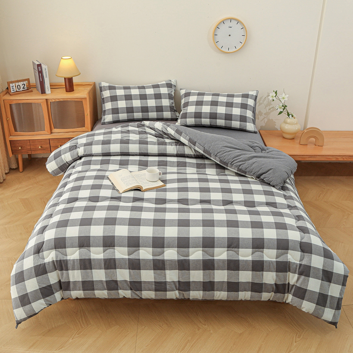 91家纺网 家纺一手货源 找家纺 牛魔王家居 2025新款水洗棉格子冬被春秋被纤维被被子 灰中格