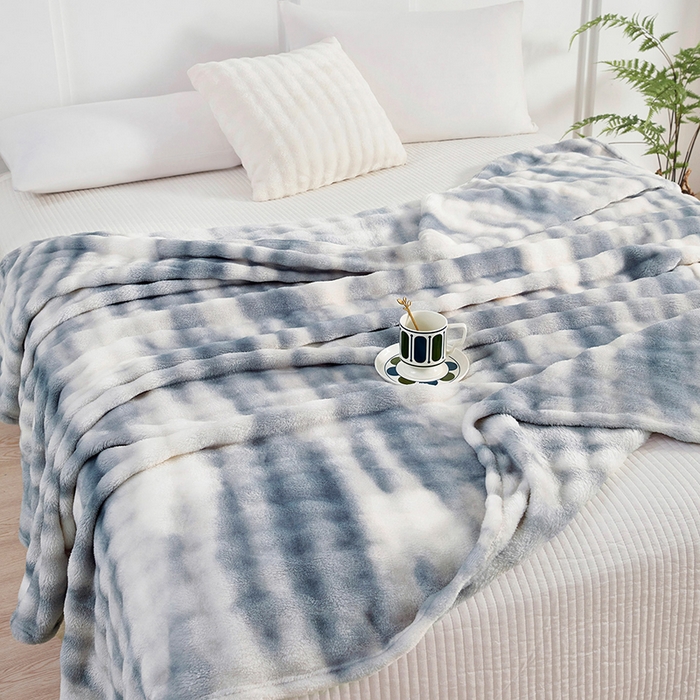 91家纺网 家纺一手货源 找家纺 肖恩毯业 2025新款托斯卡纳兔毛绒炫彩毛毯泡泡绒牛奶绒毯沙发盖毯跨境专供外贸出口可定制尺寸量大可谈 炫彩浅蓝