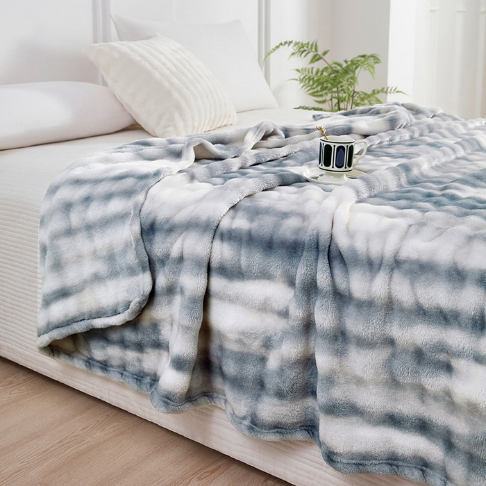 91家纺网 家纺一手货源 找家纺 肖恩毯业 2025新款托斯卡纳兔毛绒炫彩毛毯泡泡绒牛奶绒毯沙发盖毯跨境专供外贸出口可定制尺寸量大可谈 炫彩浅蓝