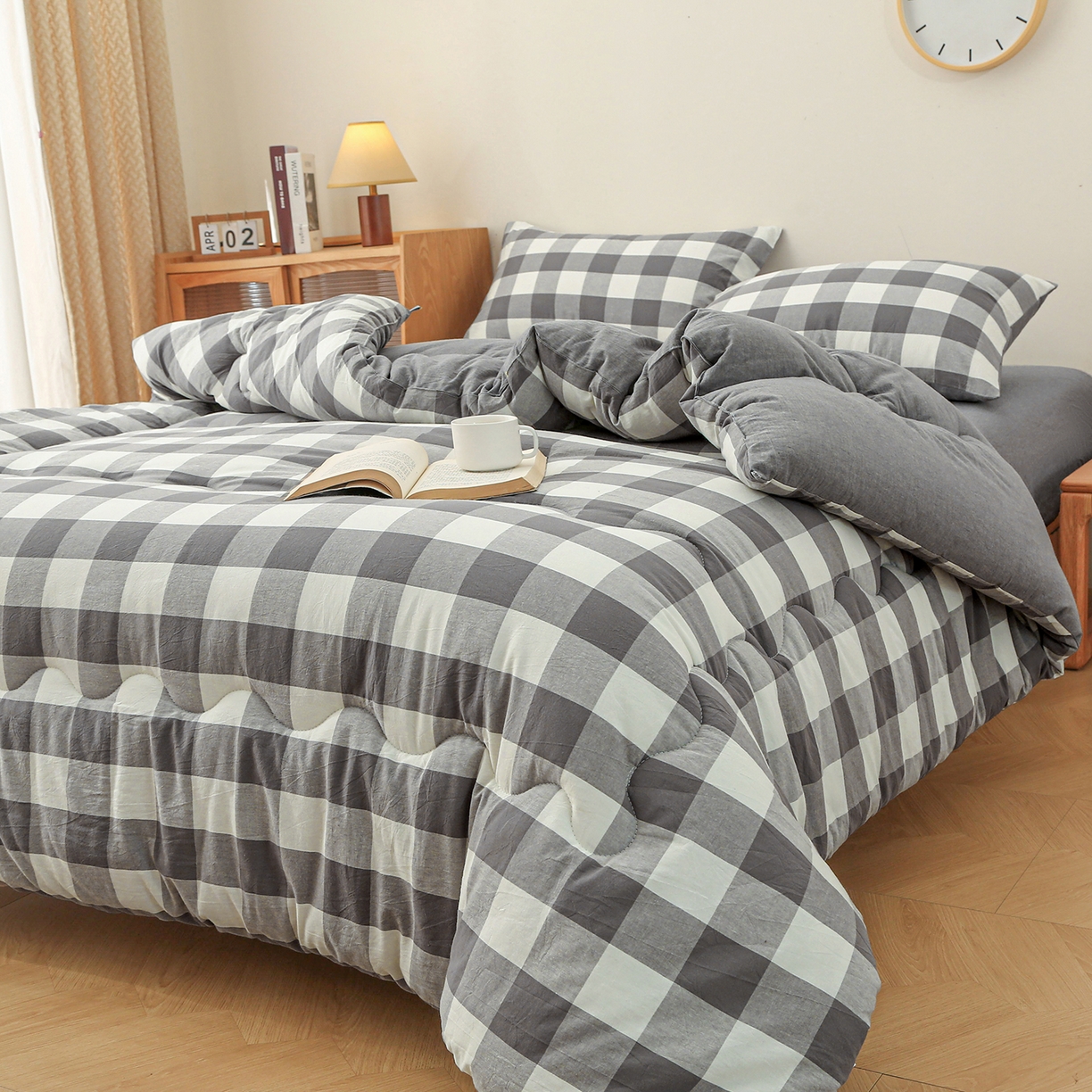 91家纺网 家纺一手货源 找家纺 牛魔王家居 2025新款水洗棉格子冬被春秋被纤维被被子 灰中格