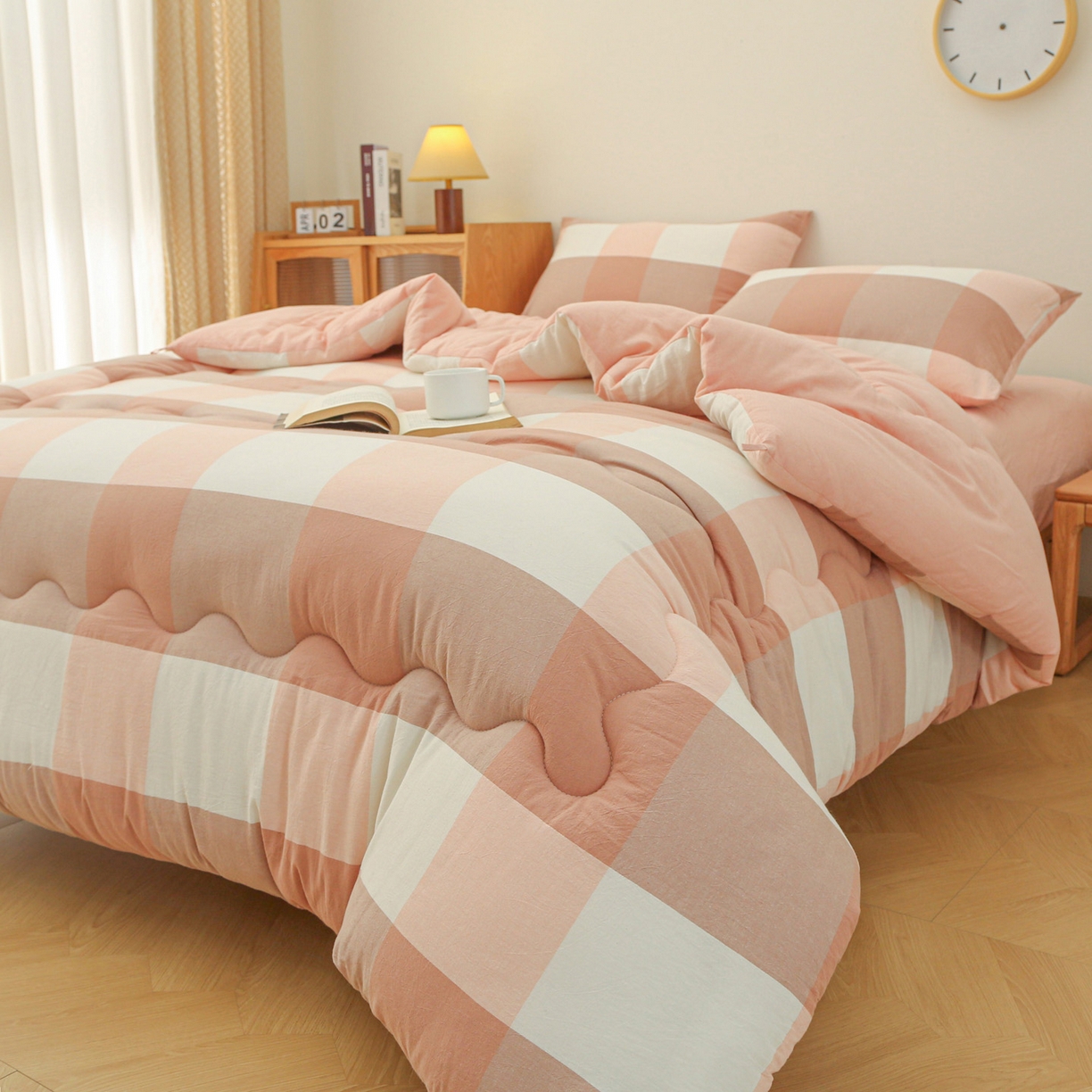 91家纺网 家纺一手货源 找家纺 牛魔王家居 2025新款水洗棉格子冬被春秋被纤维被被子 粉大格