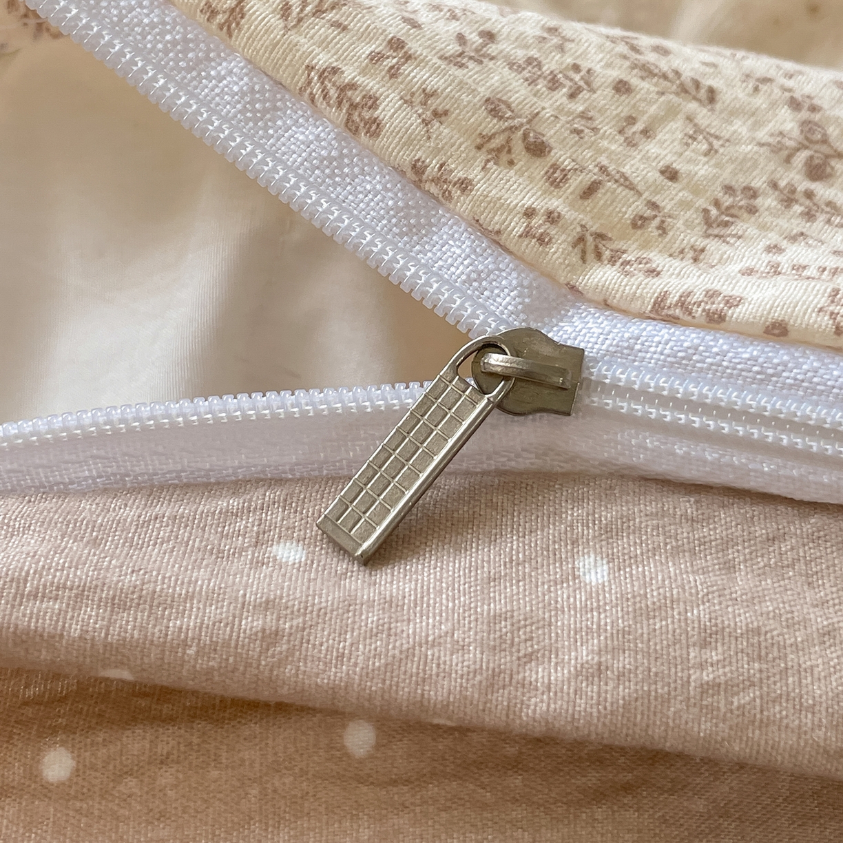 91家纺网 家纺一手货源 找家纺 韩后家纺 2025新款木棉印花四件套 塞纳花园-咖