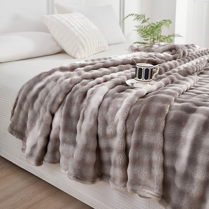 91家纺网 家纺一手货源 找家纺 肖恩毯业 2025新款托斯卡纳兔毛绒炫彩毛毯泡泡绒牛奶绒毯沙发盖毯跨境专供外贸出口可定制尺寸量大可谈 炫彩深灰