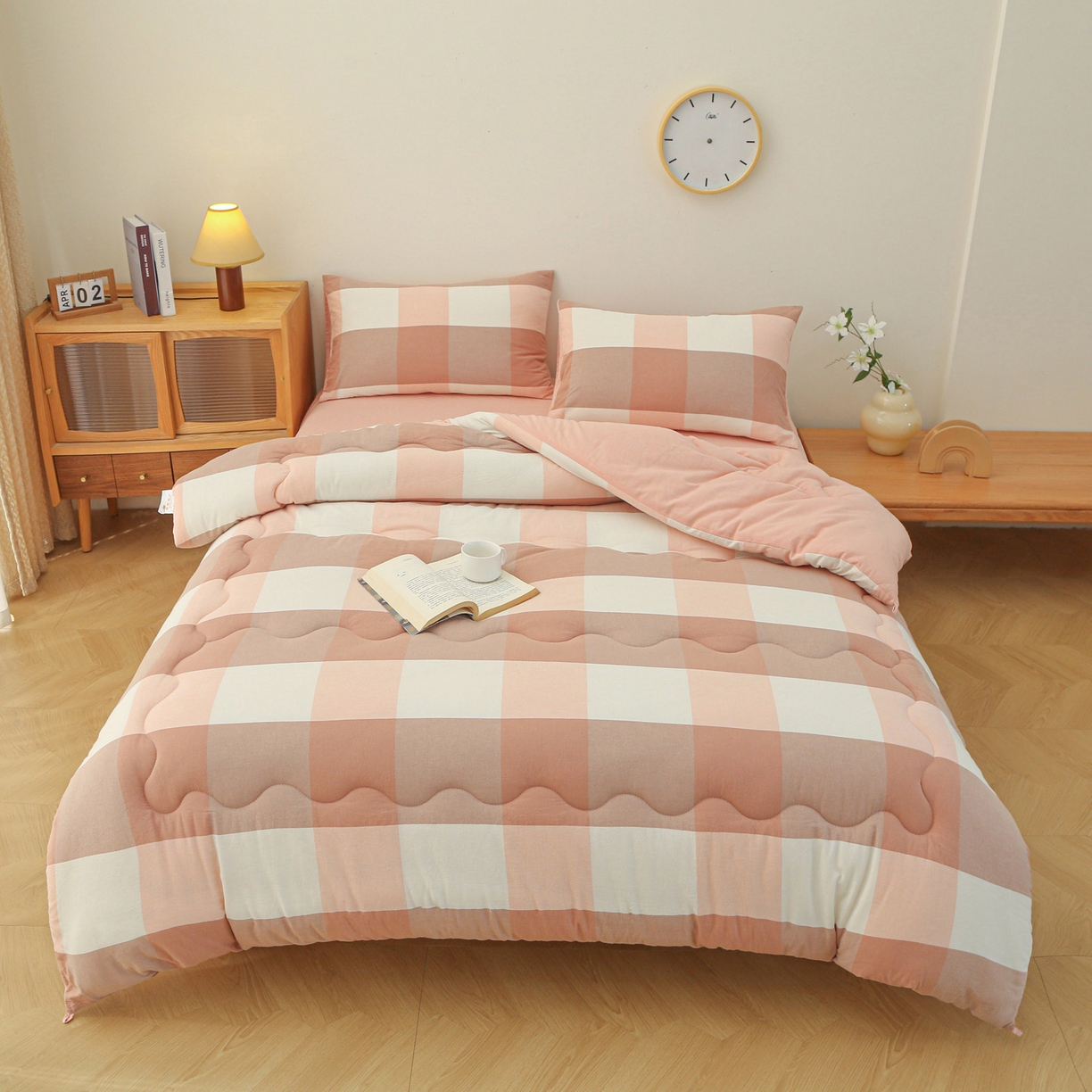 91家纺网 家纺一手货源 找家纺 牛魔王家居 2025新款水洗棉格子冬被春秋被纤维被被子 粉大格