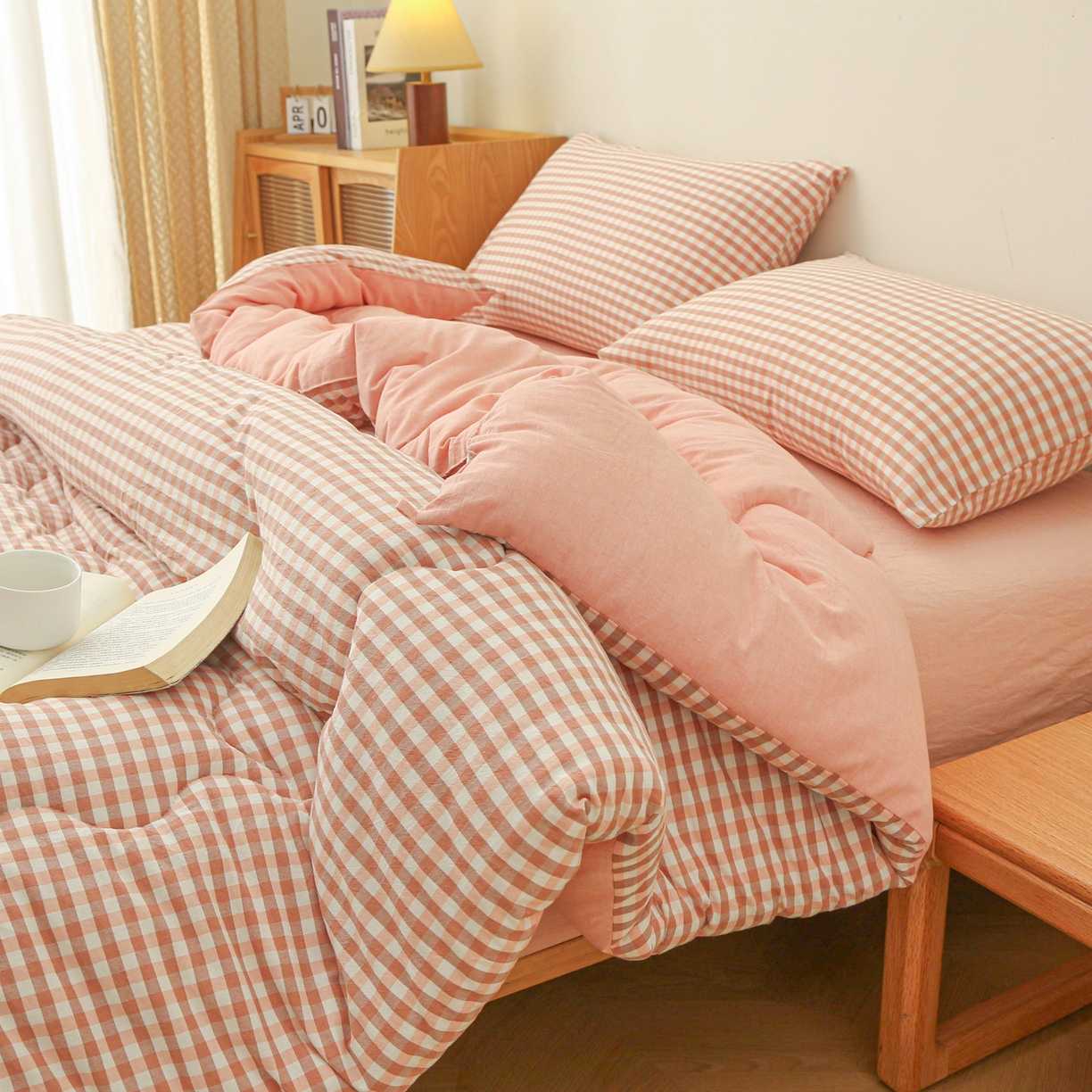 91家纺网 家纺一手货源 找家纺 牛魔王家居 2025新款水洗棉格子冬被春秋被纤维被被子 粉小格