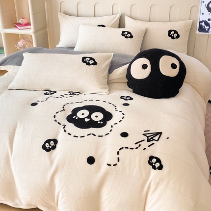 91家纺网 家纺一手货源 找家纺 （总）N先生+V 13814689556 发大图/买家秀 2025秋冬新款小清新牛奶绒毛巾绣四件套-小煤球,白灰,白咖,粉蓝,灰咖,蓝黄,蓝灰