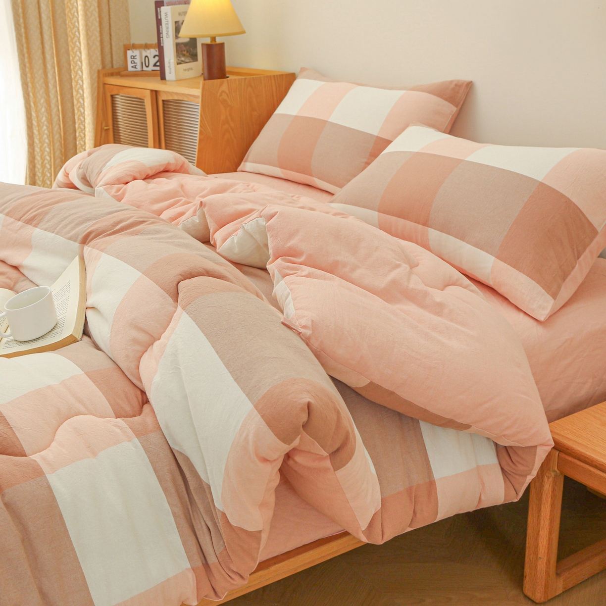 91家纺网 家纺一手货源 找家纺 牛魔王家居 2025新款水洗棉格子冬被春秋被纤维被被子 粉大格