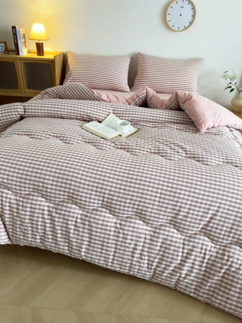 91家纺网 家纺一手货源 找家纺 牛魔王家居 2025新款水洗棉格子冬被春秋被纤维被被子 粉小格