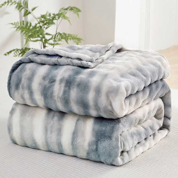 91家纺网 家纺一手货源 找家纺 肖恩毯业 2025新款托斯卡纳兔毛绒炫彩毛毯泡泡绒牛奶绒毯沙发盖毯跨境专供外贸出口可定制尺寸量大可谈 炫彩浅蓝