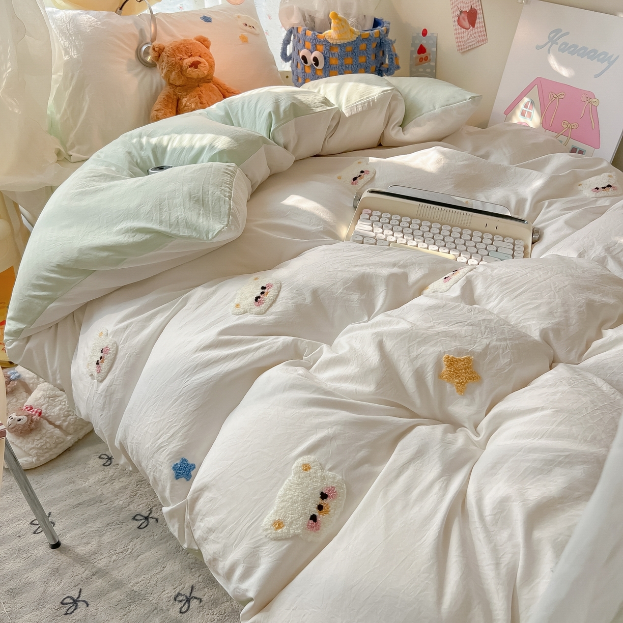 91家纺网 家纺一手货源 找家纺 韩巢家纺 2025新款学生宿舍寝室高低床水洗棉毛巾绣学生季被套床单三件套-幸运熊 幸运熊白绿