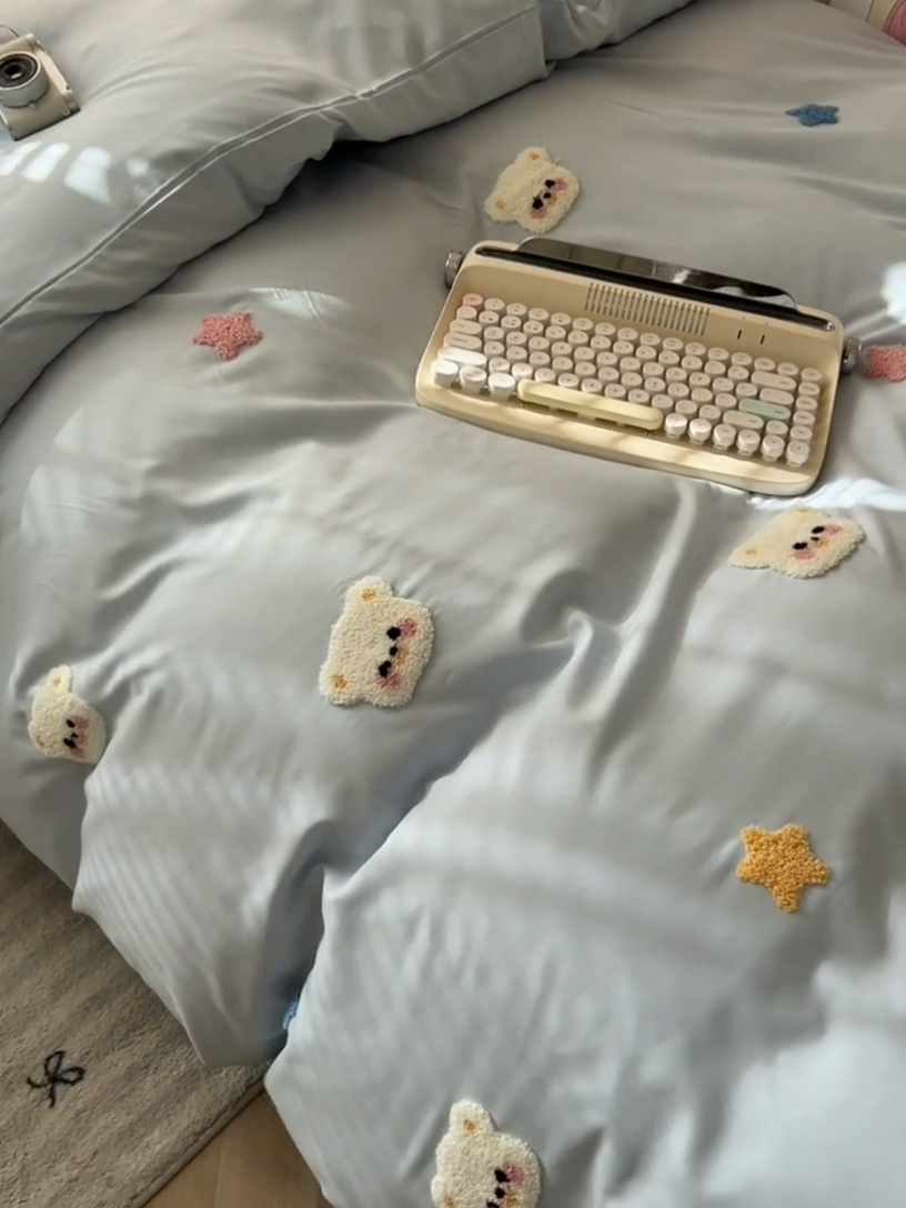 91家纺网 家纺一手货源 找家纺 韩巢家纺 2025新款学生宿舍寝室高低床水洗棉毛巾绣学生季被套床单三件套-幸运熊 幸运熊浅蓝