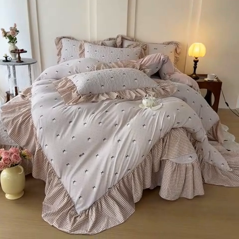 91家纺网 家纺一手货源 找家纺 易辰美 2025新款法式公主风夹棉床盖四件套 草莓啵啵-粉