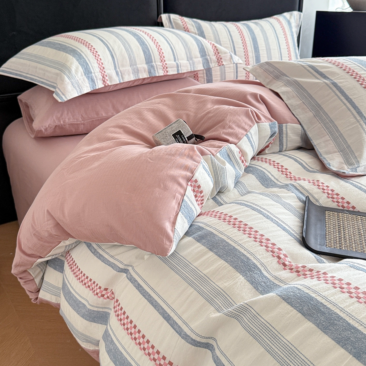 91家纺网 家纺一手货源 找家纺 眠博士 2025新款A类立体穿线提花纯棉四件套 提花股线套件-未来 粉