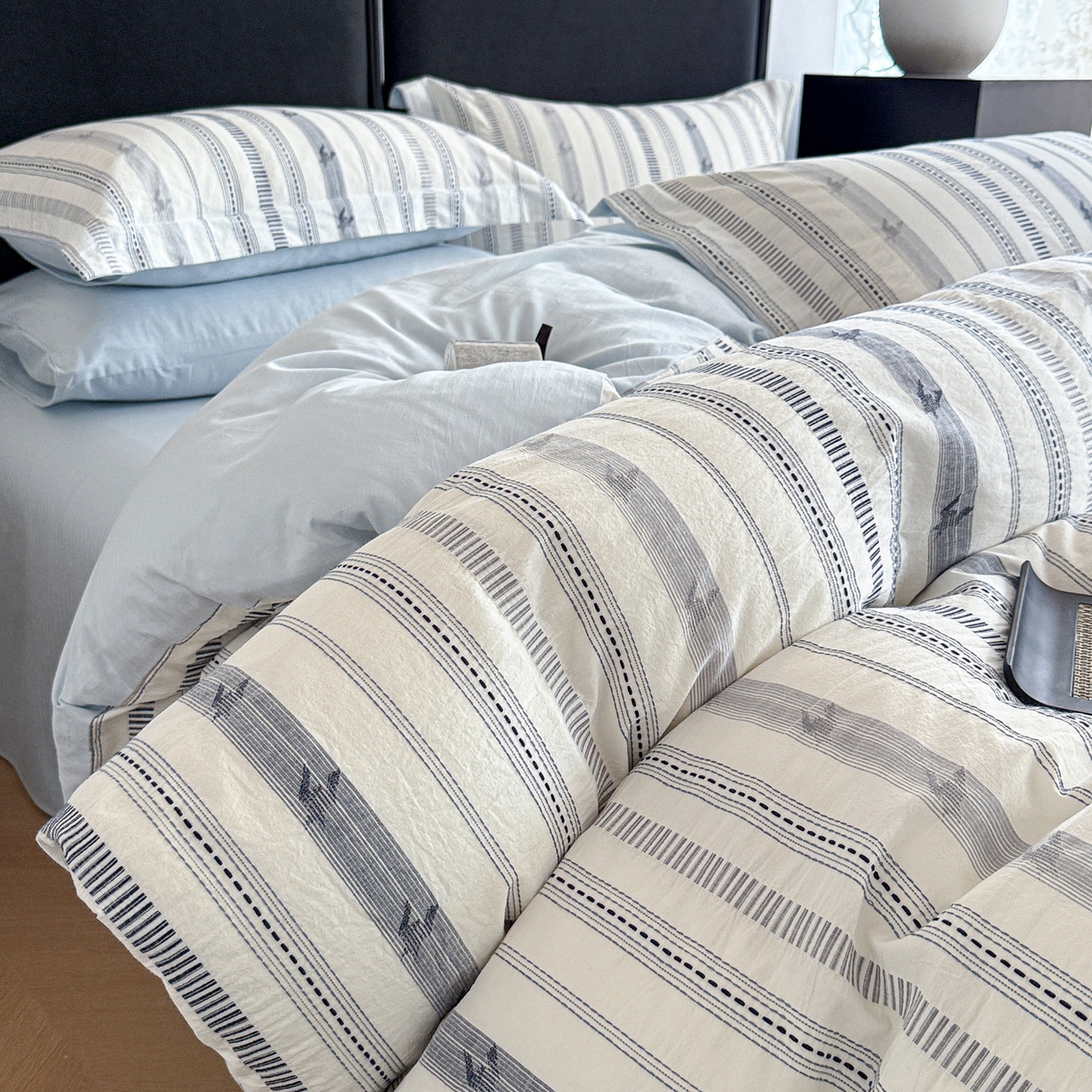 91家纺网 家纺一手货源 找家纺 眠博士 2025新款A类立体穿线提花纯棉四件套 提花股线套件-素简 蓝