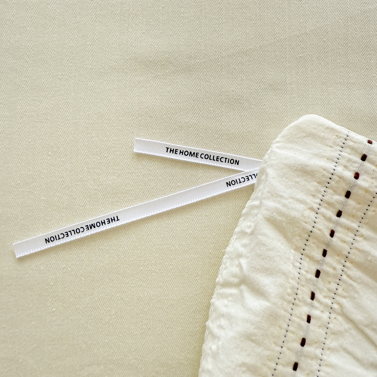 91家纺网 家纺一手货源 找家纺 眠博士 2025新款A类立体穿线提花纯棉四件套 提花股线套件-素简 米