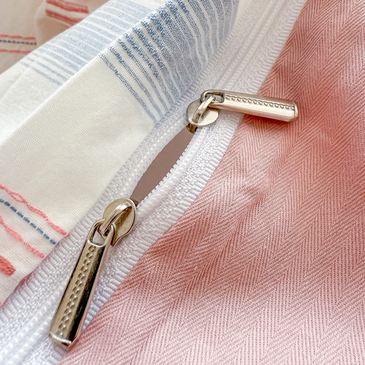 91家纺网 家纺一手货源 找家纺 眠博士 2025新款A类立体穿线提花纯棉四件套 提花股线套件-素简 粉