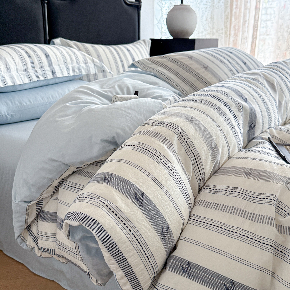 91家纺网 家纺一手货源 找家纺 眠博士 2025新款A类立体穿线提花纯棉四件套 提花股线套件-素简 蓝