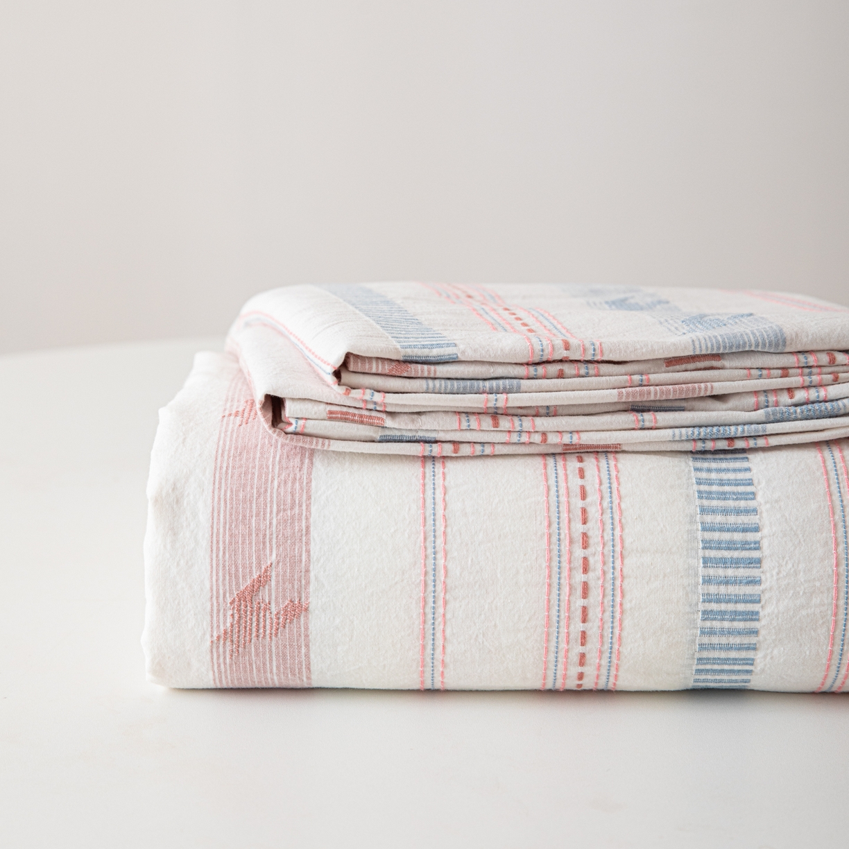 91家纺网 家纺一手货源 找家纺 眠博士 2025新款A类立体穿线提花纯棉单床单 提花股线床单-素简 粉