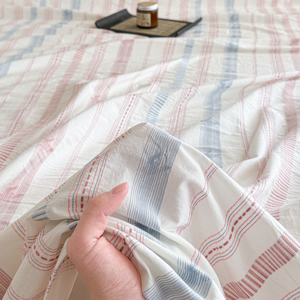 91家纺网 家纺一手货源 找家纺 眠博士 2025新款A类立体穿线提花纯棉单床单 提花股线床单-素简 粉