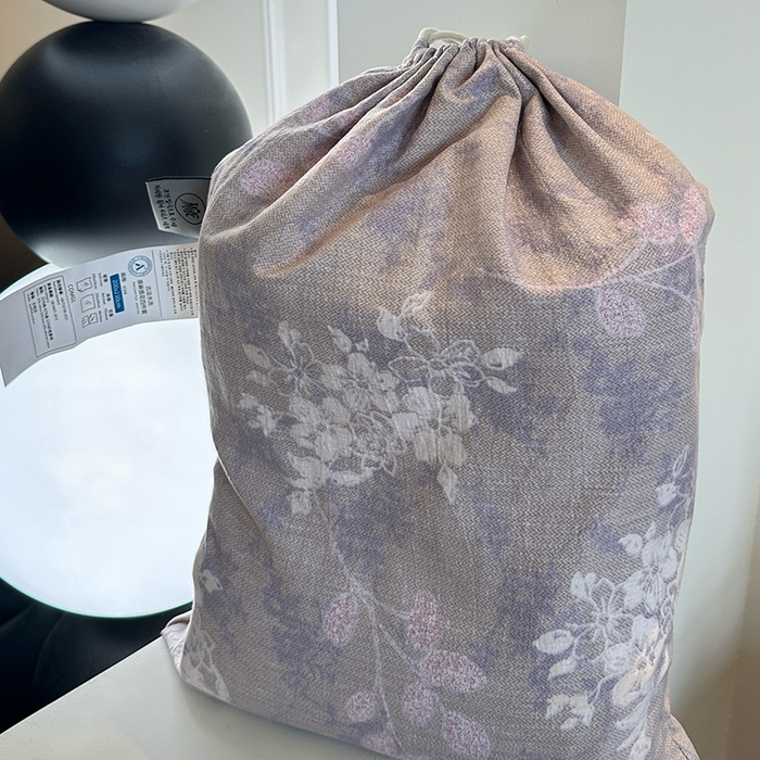 91家纺网 家纺一手货源 找家纺 美丽坊 2025新款仿棉麻亚麻质感复古原麻四件套（配同花色布袋五件套） 烟棠紫