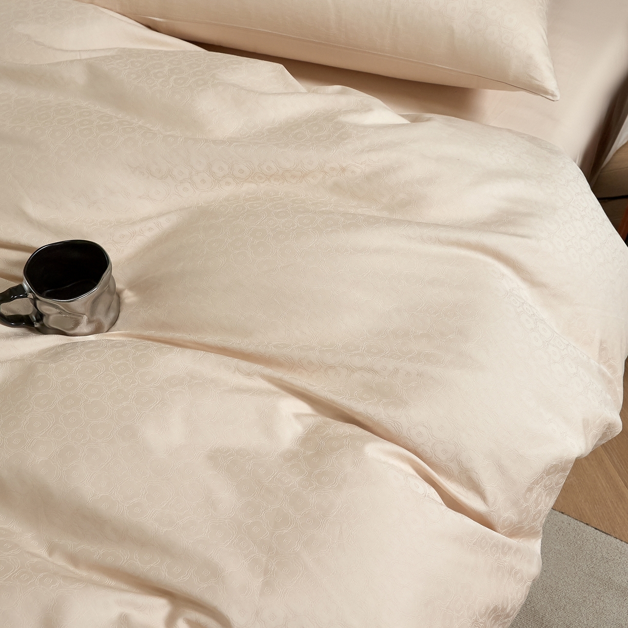 91家纺网 家纺一手货源 找家纺 ONE TWO ONE 1212025新款高支高密长绒棉贡缎精工提花四件套-壹朵甜甜（为了各位老板们都有利润空间，平台控价券后不得低于228/318/338元，感谢您的配合与支持！） 壹朵甜甜-米