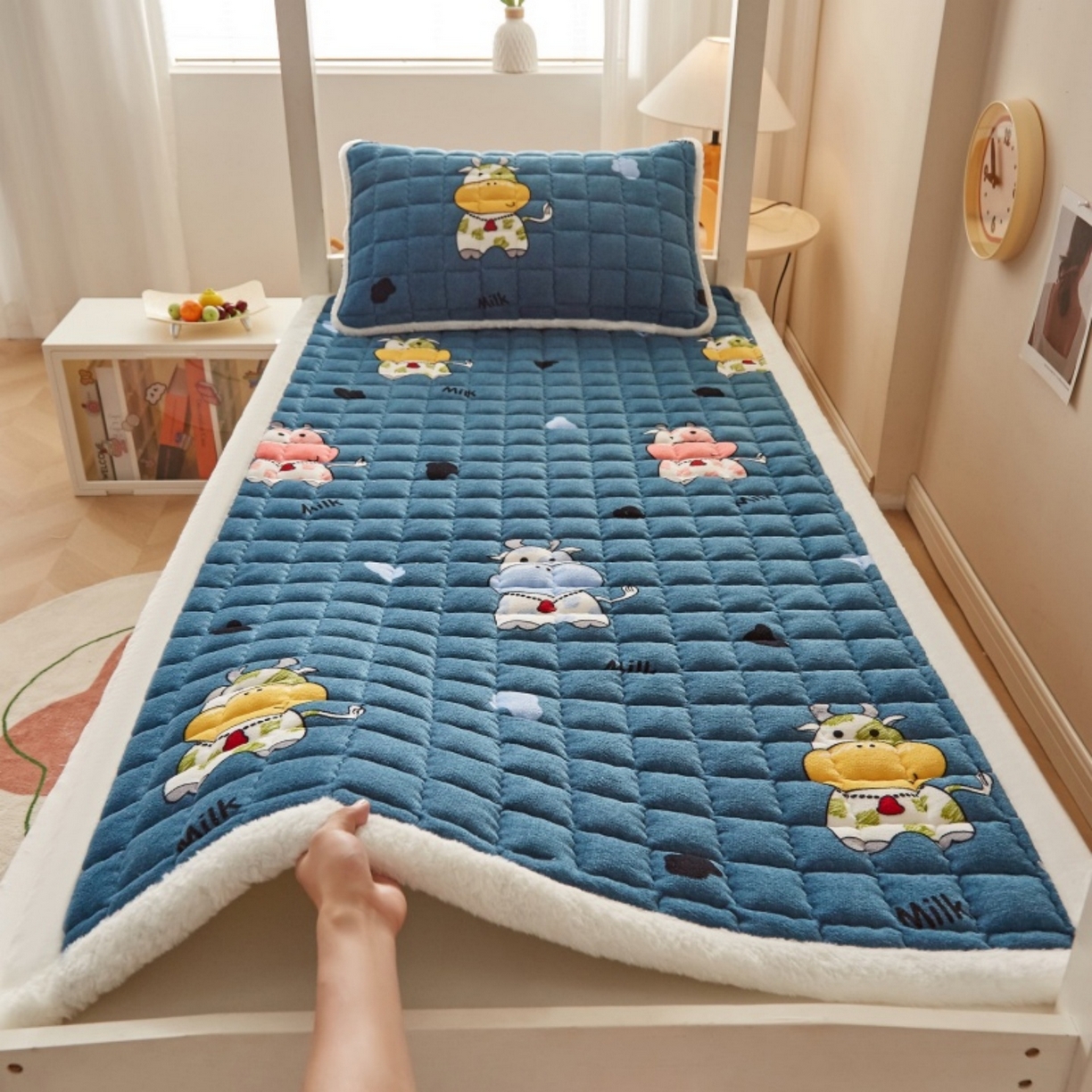 91家纺网 家纺一手货源 找家纺 （总）东宇床垫 2025新款A类牛奶绒印花直角防滑床垫床褥三件套-学生款