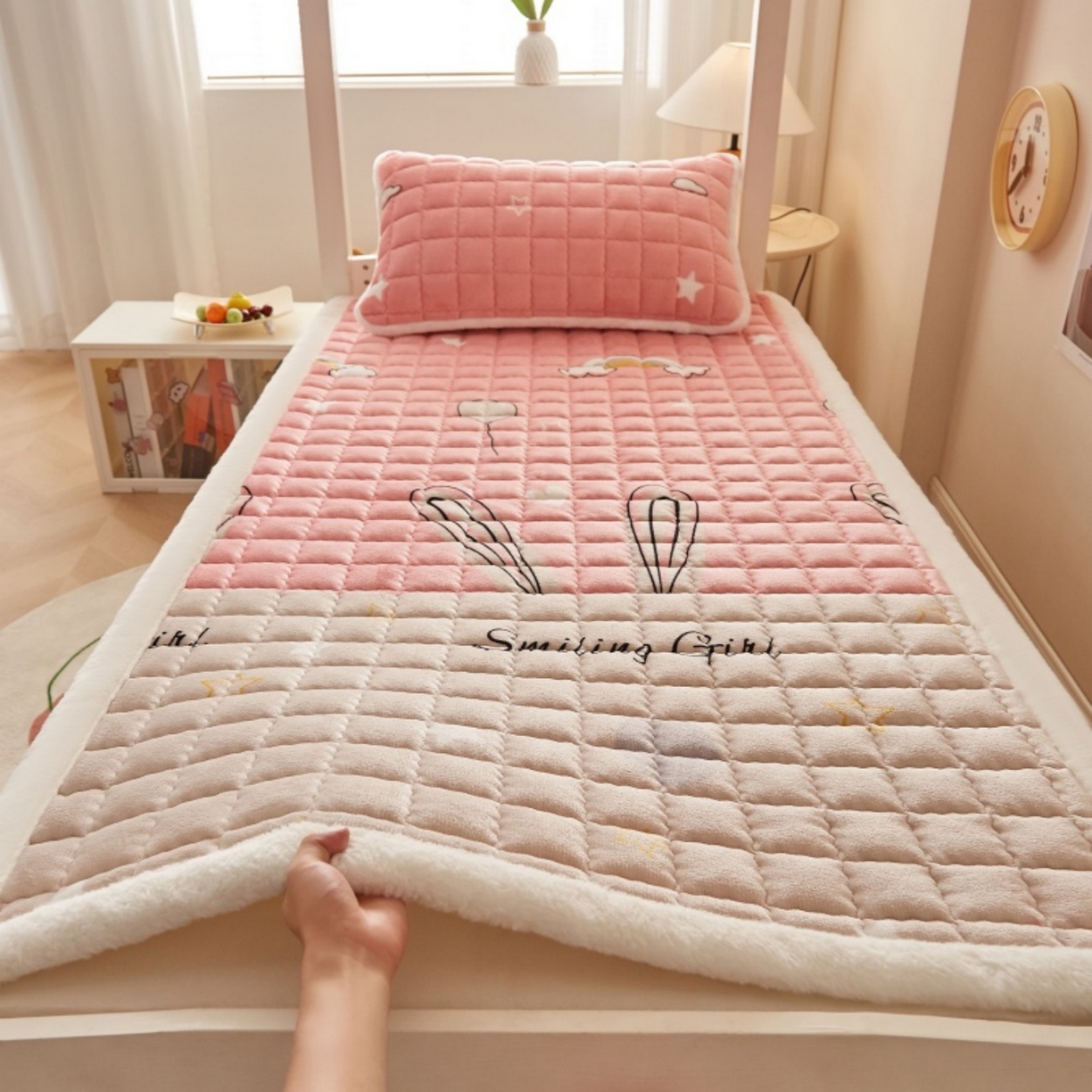 91家纺网 家纺一手货源 找家纺 （总）东宇床垫 2025新款A类牛奶绒印花直角防滑床垫床褥三件套-学生款