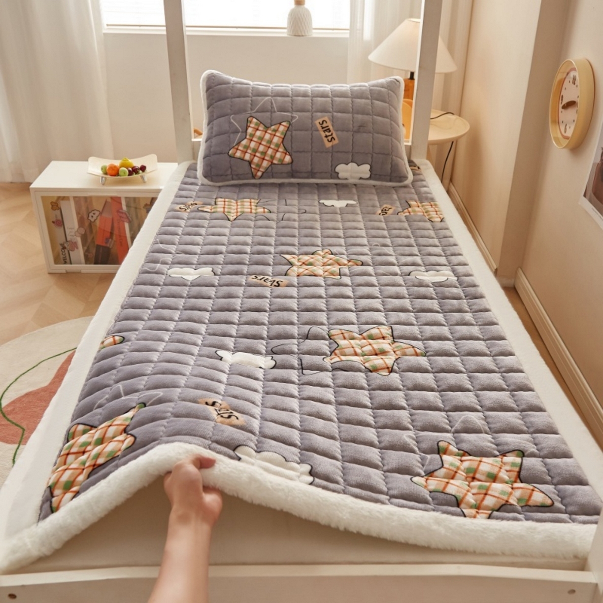 91家纺网 家纺一手货源 找家纺 （总）东宇床垫 2025新款A类牛奶绒印花直角防滑床垫床褥三件套-学生款