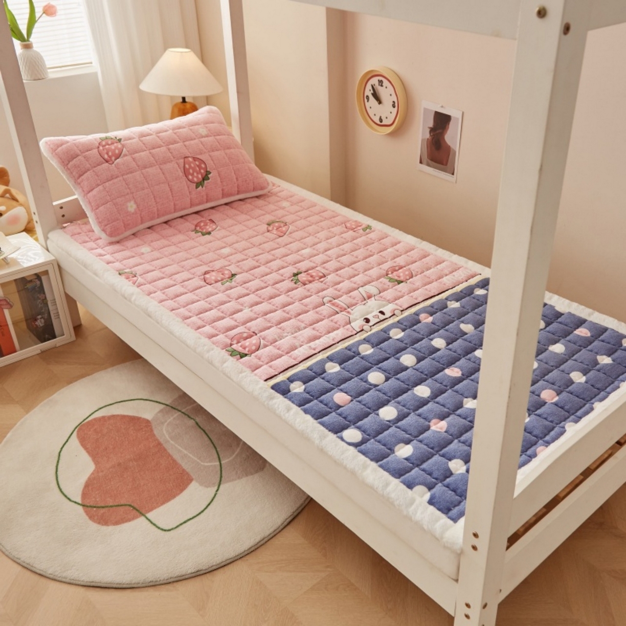 91家纺网 家纺一手货源 找家纺 东宇床垫 2025新款A类牛奶绒印花直角防滑床垫床褥三件套-学生款 草莓兔兔