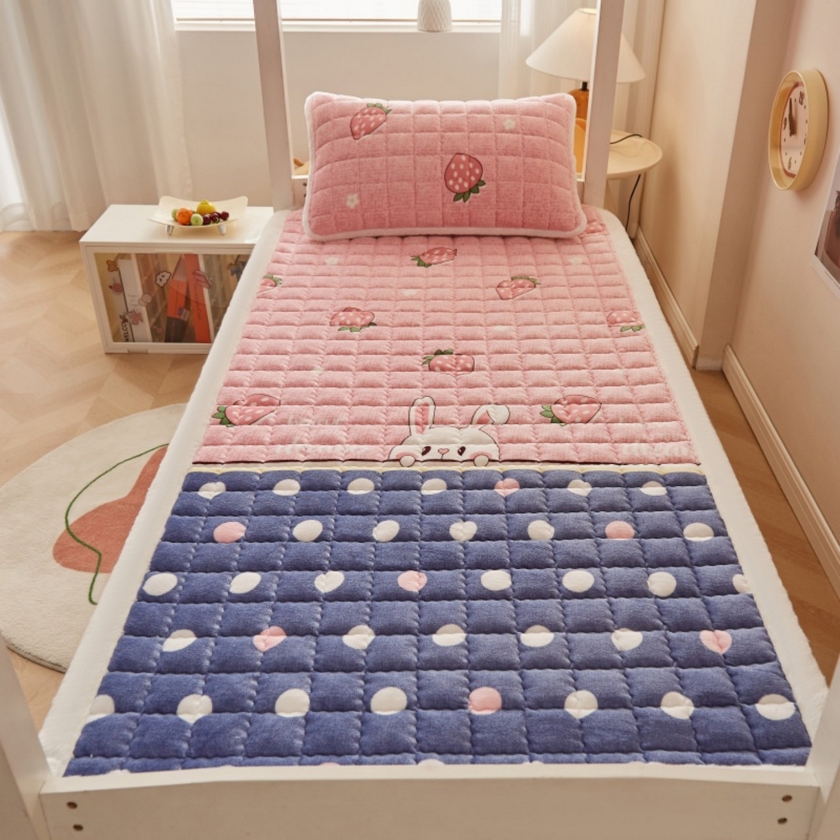 91家纺网 家纺一手货源 找家纺 东宇床垫 2025新款A类牛奶绒印花直角防滑床垫床褥三件套-学生款 草莓兔兔