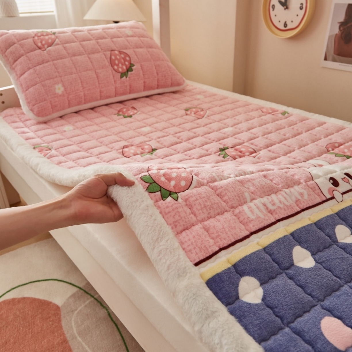 91家纺网 家纺一手货源 找家纺 东宇床垫 2025新款A类牛奶绒印花直角防滑床垫床褥三件套-学生款 草莓兔兔