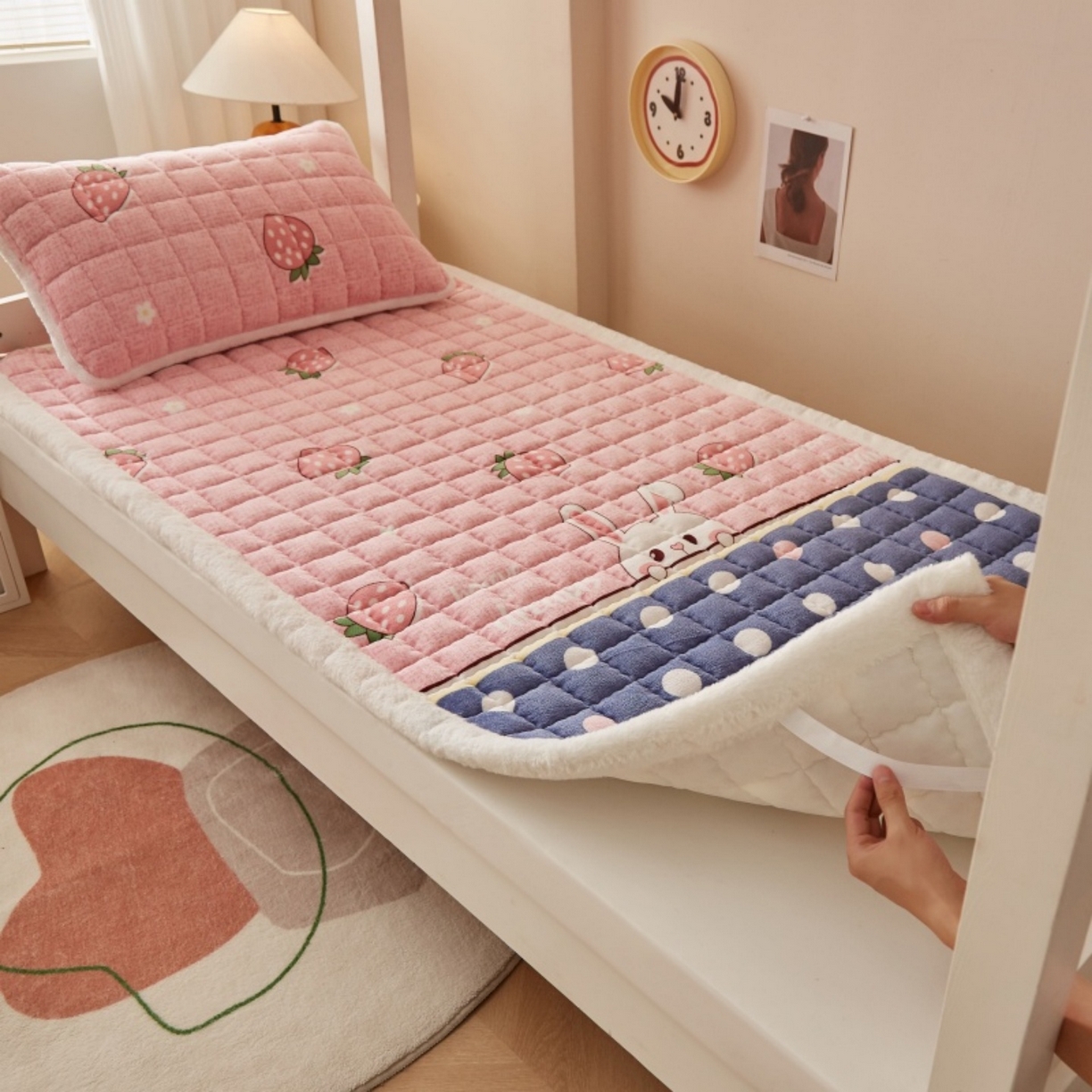 91家纺网 家纺一手货源 找家纺 东宇床垫 2025新款A类牛奶绒印花直角防滑床垫床褥三件套-学生款 草莓兔兔