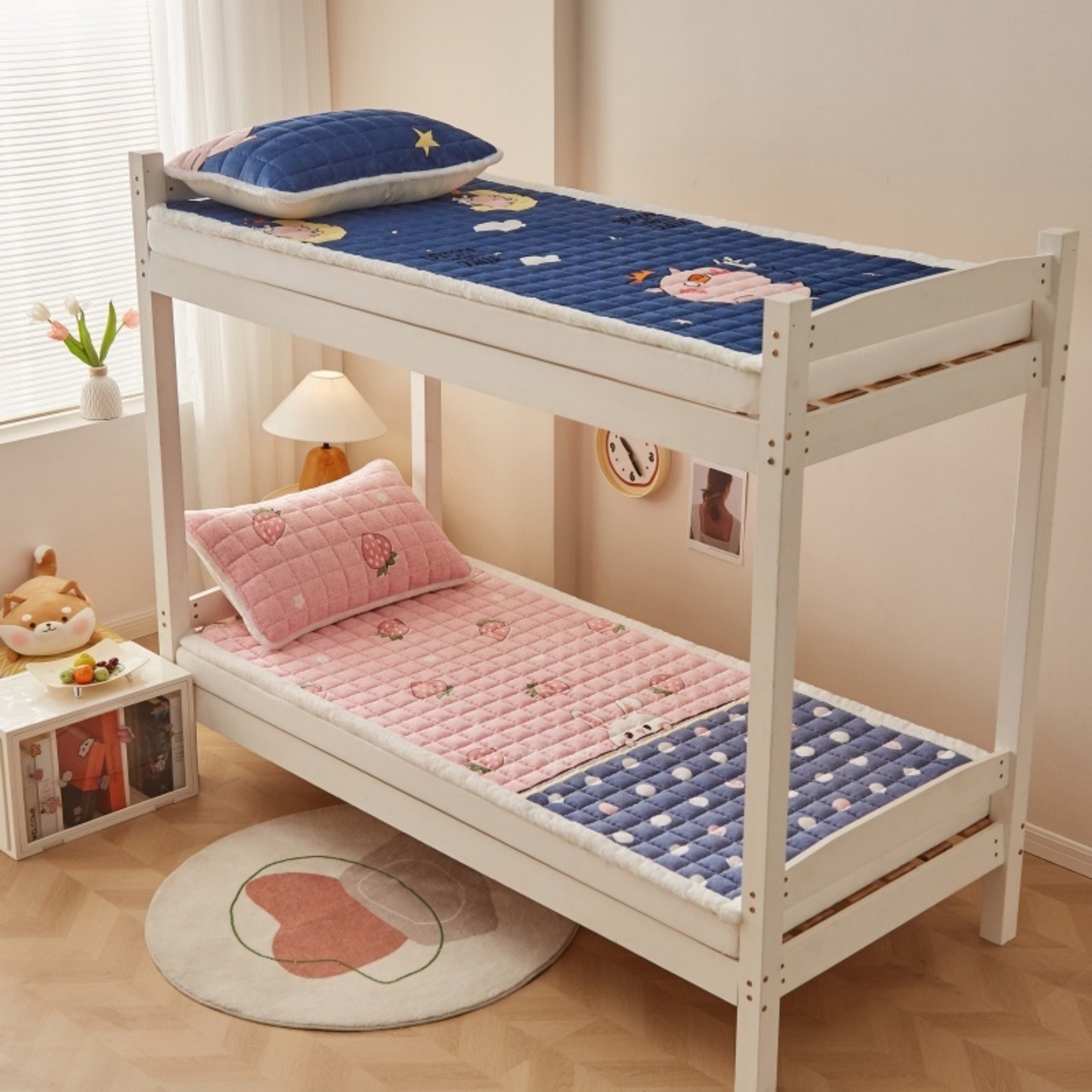 91家纺网 家纺一手货源 找家纺 东宇床垫 2025新款A类牛奶绒印花直角防滑床垫床褥三件套-学生款 草莓兔兔