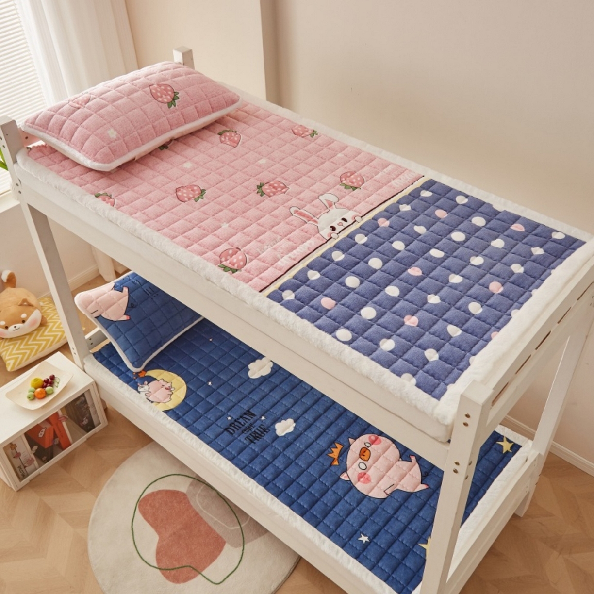 91家纺网 家纺一手货源 找家纺 东宇床垫 2025新款A类牛奶绒印花直角防滑床垫床褥三件套-学生款 草莓兔兔