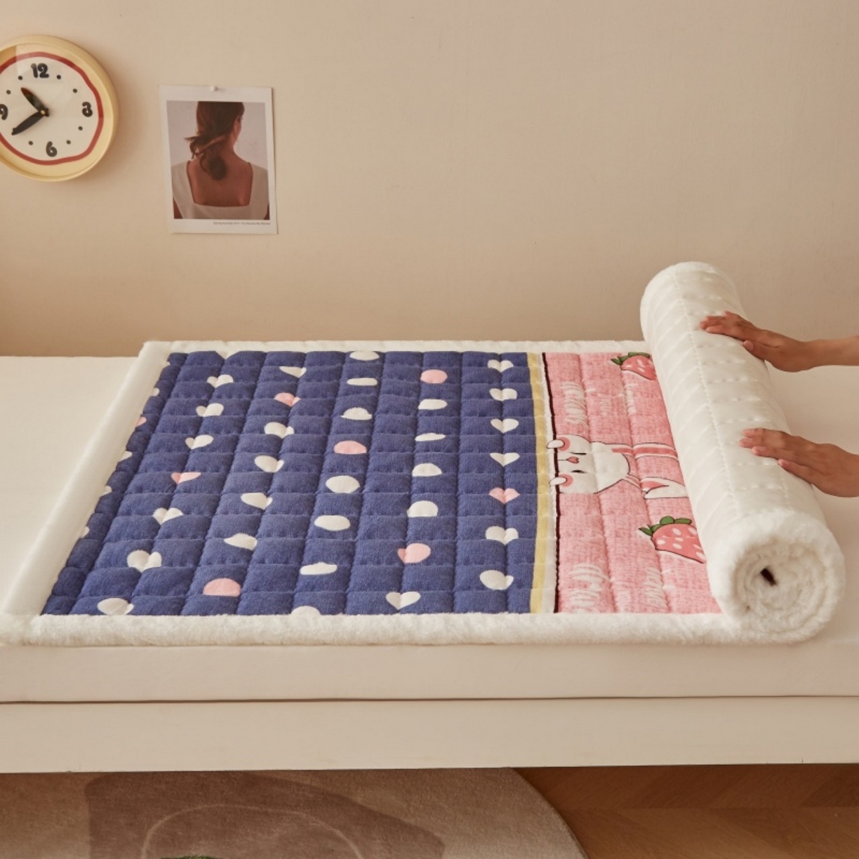 91家纺网 家纺一手货源 找家纺 东宇床垫 2025新款A类牛奶绒印花直角防滑床垫床褥三件套-学生款 草莓兔兔