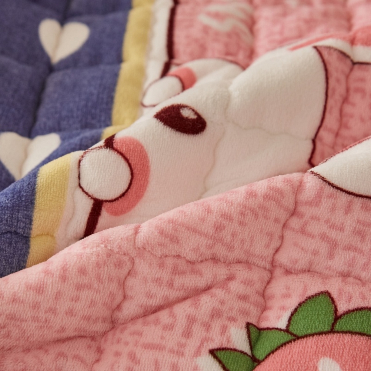 91家纺网 家纺一手货源 找家纺 东宇床垫 2025新款A类牛奶绒印花直角防滑床垫床褥三件套-学生款 草莓兔兔