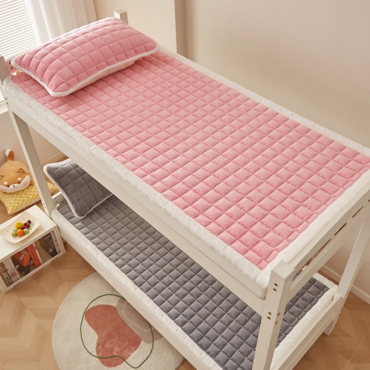 91家纺网 家纺一手货源 找家纺 东宇床垫 2025新款A类牛奶绒印花直角防滑床垫床褥三件套-学生款 粉格甜心