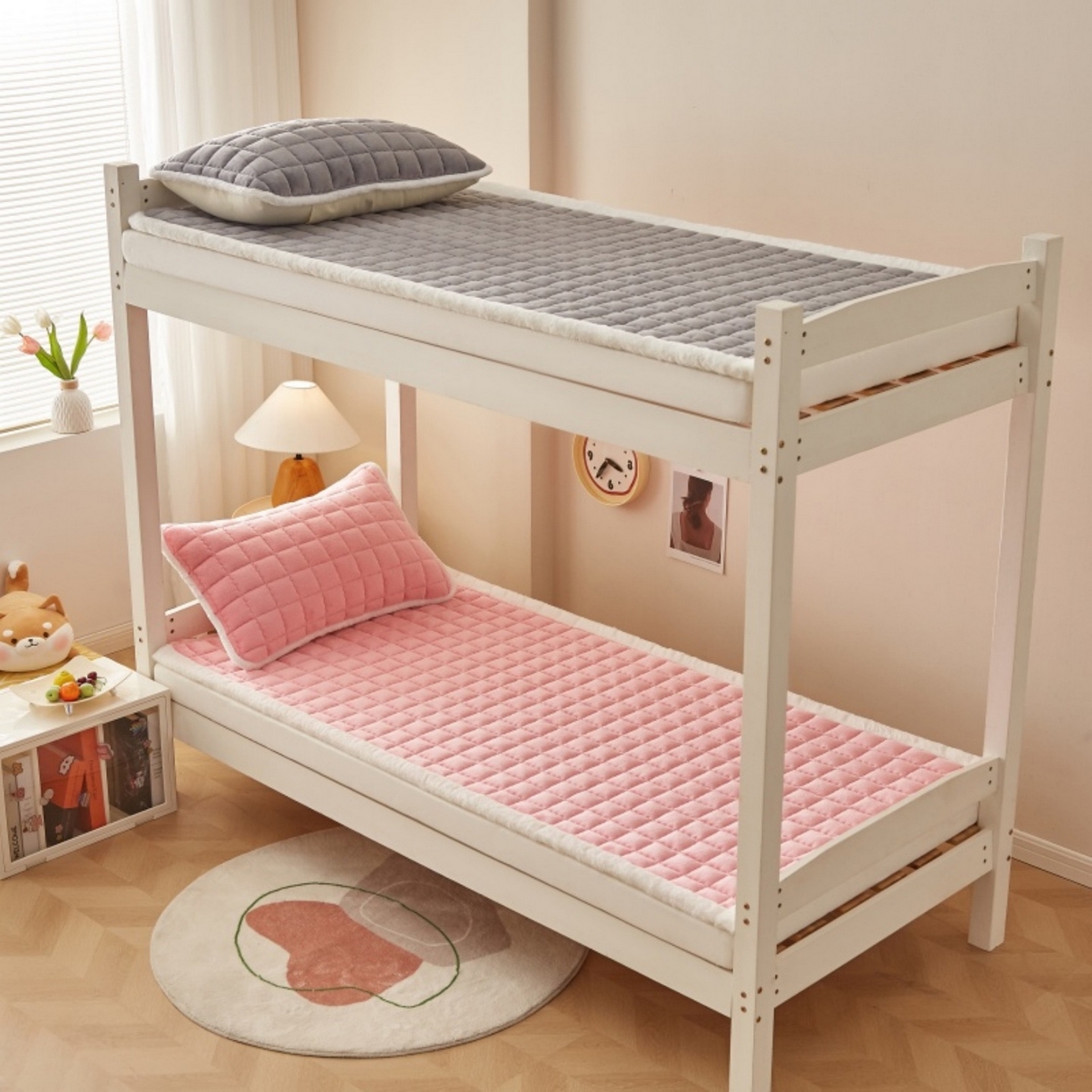 91家纺网 家纺一手货源 找家纺 东宇床垫 2025新款A类牛奶绒印花直角防滑床垫床褥三件套-学生款 粉格甜心