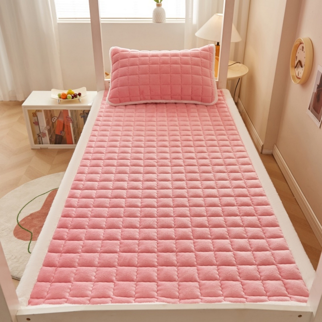 91家纺网 家纺一手货源 找家纺 东宇床垫 2025新款A类牛奶绒印花直角防滑床垫床褥三件套-学生款 粉格甜心