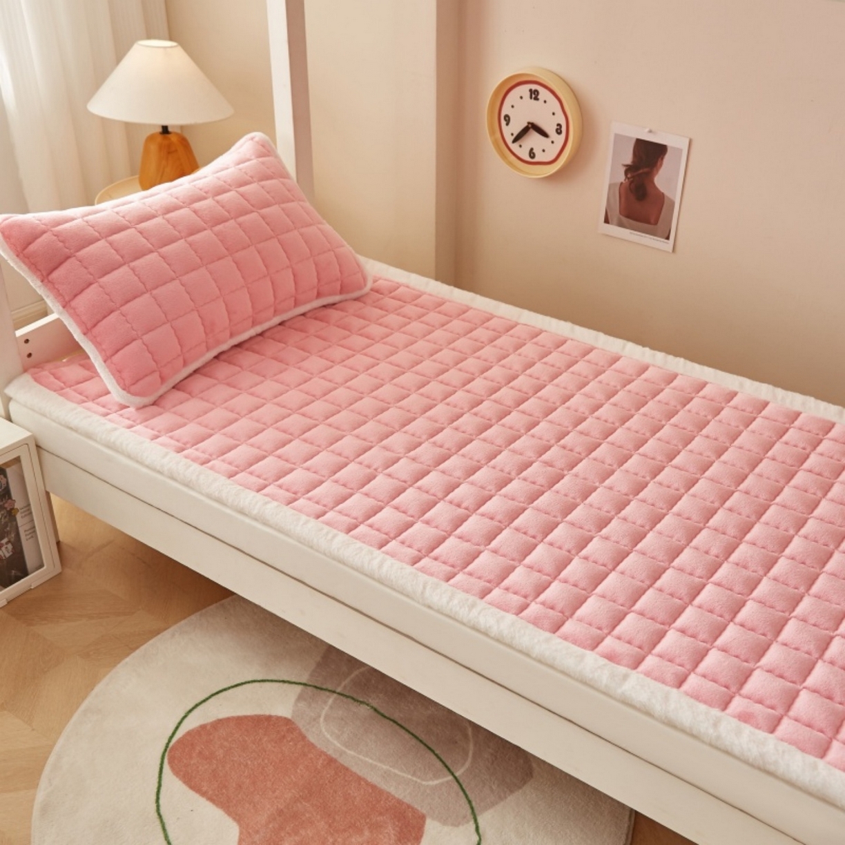 91家纺网 家纺一手货源 找家纺 东宇床垫 2025新款A类牛奶绒印花直角防滑床垫床褥三件套-学生款 粉格甜心