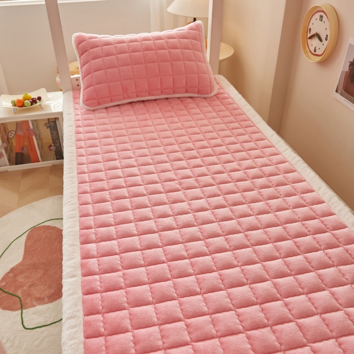 91家纺网 家纺一手货源 找家纺 东宇床垫 2025新款A类牛奶绒印花直角防滑床垫床褥三件套-学生款 粉格甜心