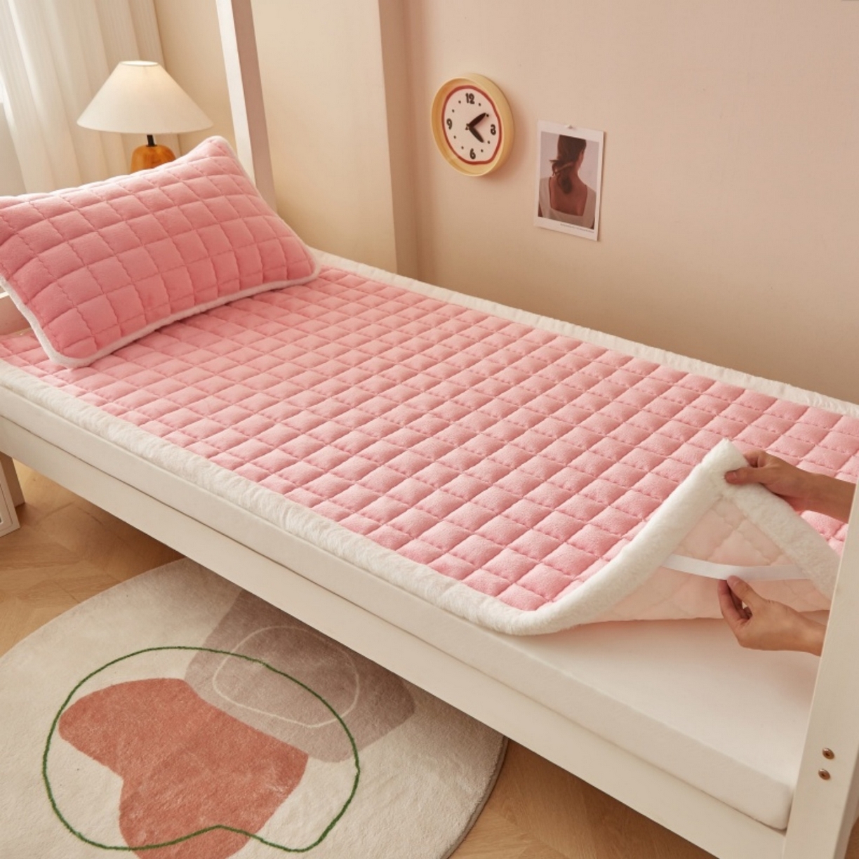 91家纺网 家纺一手货源 找家纺 东宇床垫 2025新款A类牛奶绒印花直角防滑床垫床褥三件套-学生款 粉格甜心