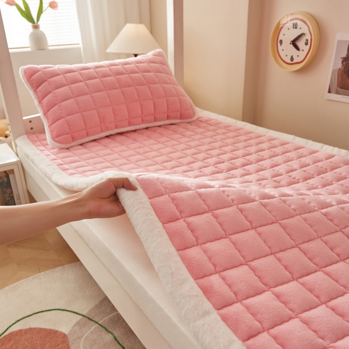 91家纺网 家纺一手货源 找家纺 东宇床垫 2025新款A类牛奶绒印花直角防滑床垫床褥三件套-学生款 粉格甜心