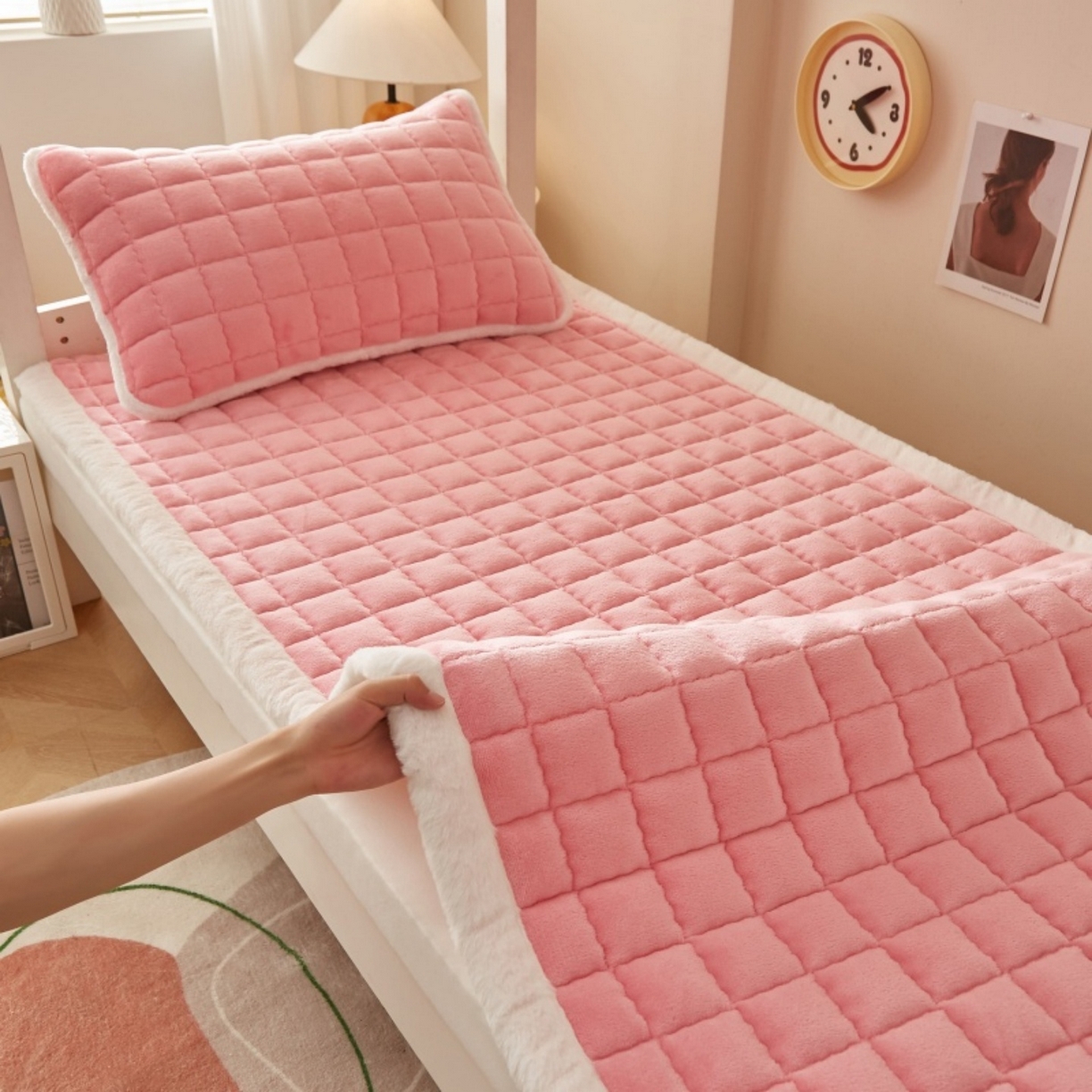 91家纺网 家纺一手货源 找家纺 东宇床垫 2025新款A类牛奶绒印花直角防滑床垫床褥三件套-学生款 粉格甜心