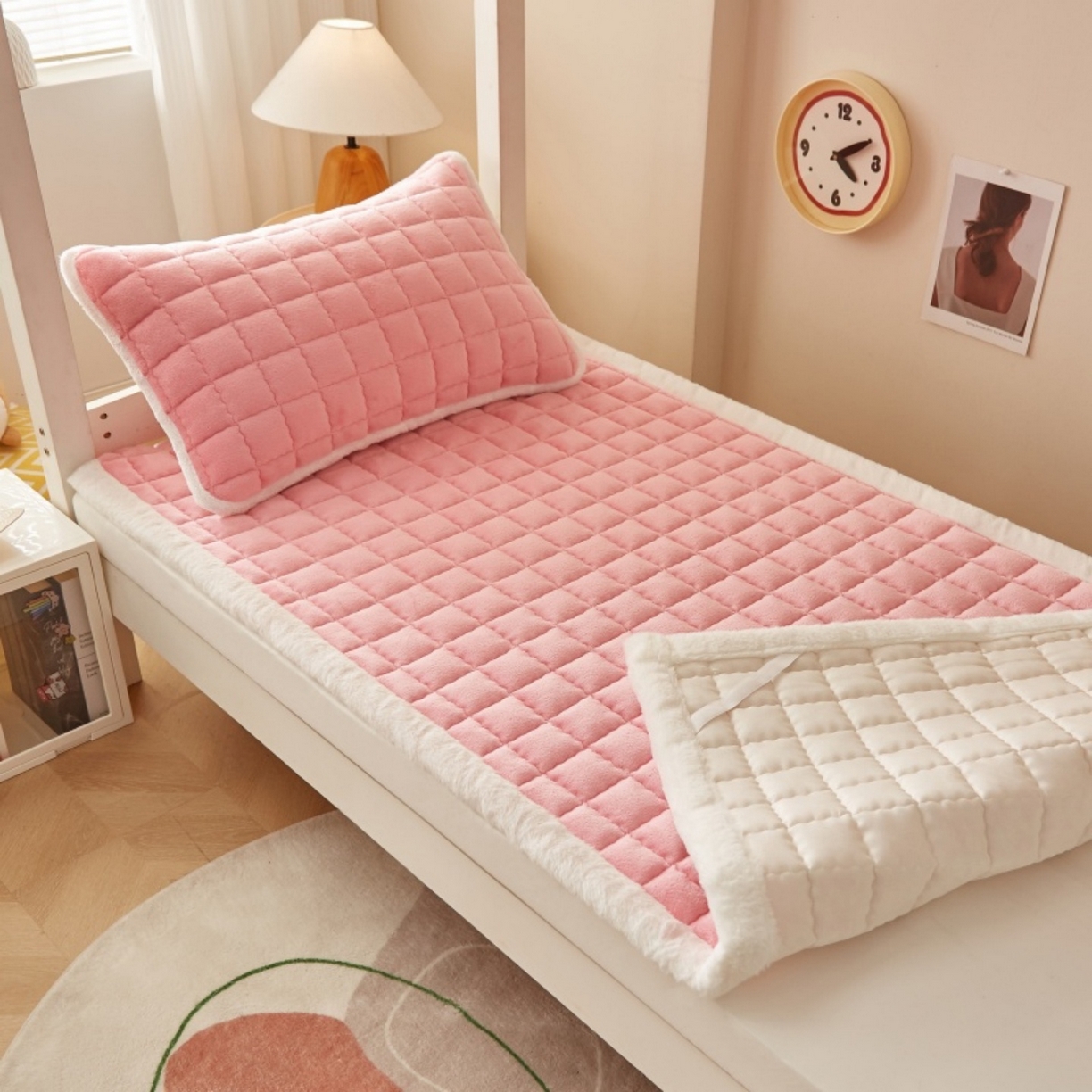 91家纺网 家纺一手货源 找家纺 东宇床垫 2025新款A类牛奶绒印花直角防滑床垫床褥三件套-学生款 粉格甜心