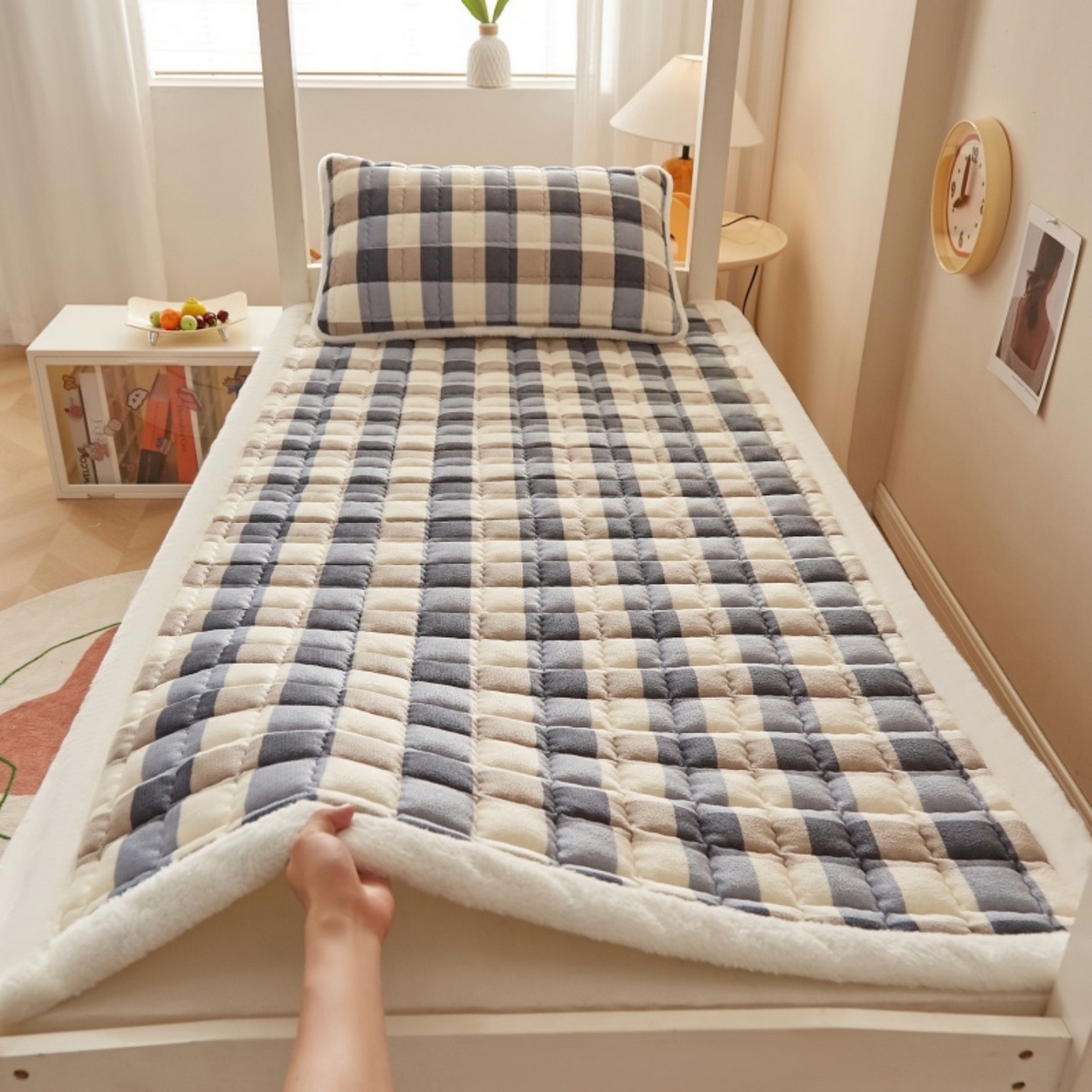 91家纺网 家纺一手货源 找家纺 东宇床垫 2025新款A类牛奶绒印花直角防滑床垫床褥三件套-学生款 复古蓝棕