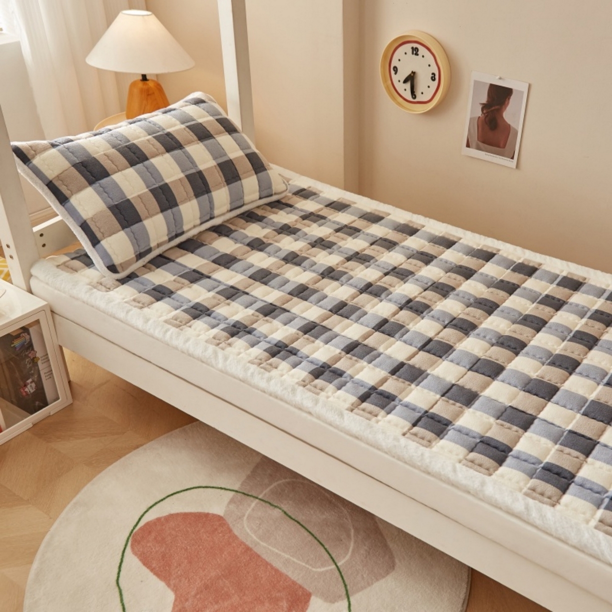 91家纺网 家纺一手货源 找家纺 东宇床垫 2025新款A类牛奶绒印花直角防滑床垫床褥三件套-学生款 复古蓝棕